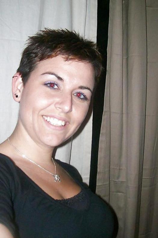 Jeune esthéticienne avec un coeur gros comme ça